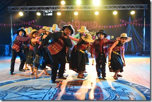 LA OBRA MUSICAL DOMNGO CARNAVALON QUE REPLET&Oacute; EL GIMNASIO FISCAL DE ACHAO