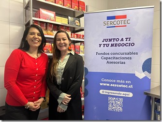 Gerenta general de Sercotec Mar&iacute;a Jos&eacute; Becerra, junto a la empresaria Liliana Maier, de Lilis Dulceria, beneficiaria que exporta sus alfajores de papaya a Estados Unidos