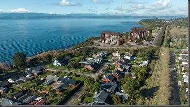 Lago_Llanquihue_edificio y l&iacute;nea trem