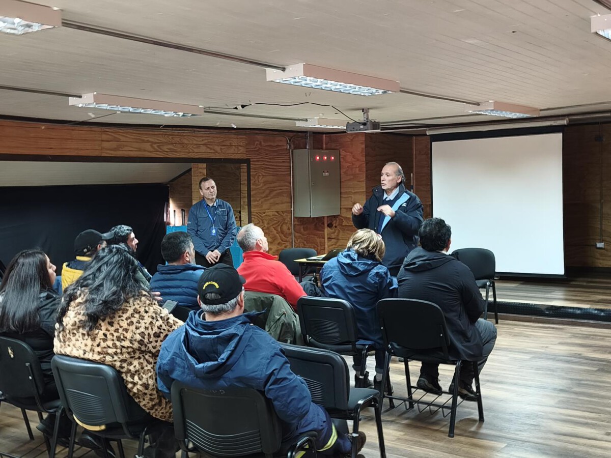 Autoridades y comunidad de Ayacara reunidos para dialogar sobre la mejora del servicio eléctrico en la península de Huequi.