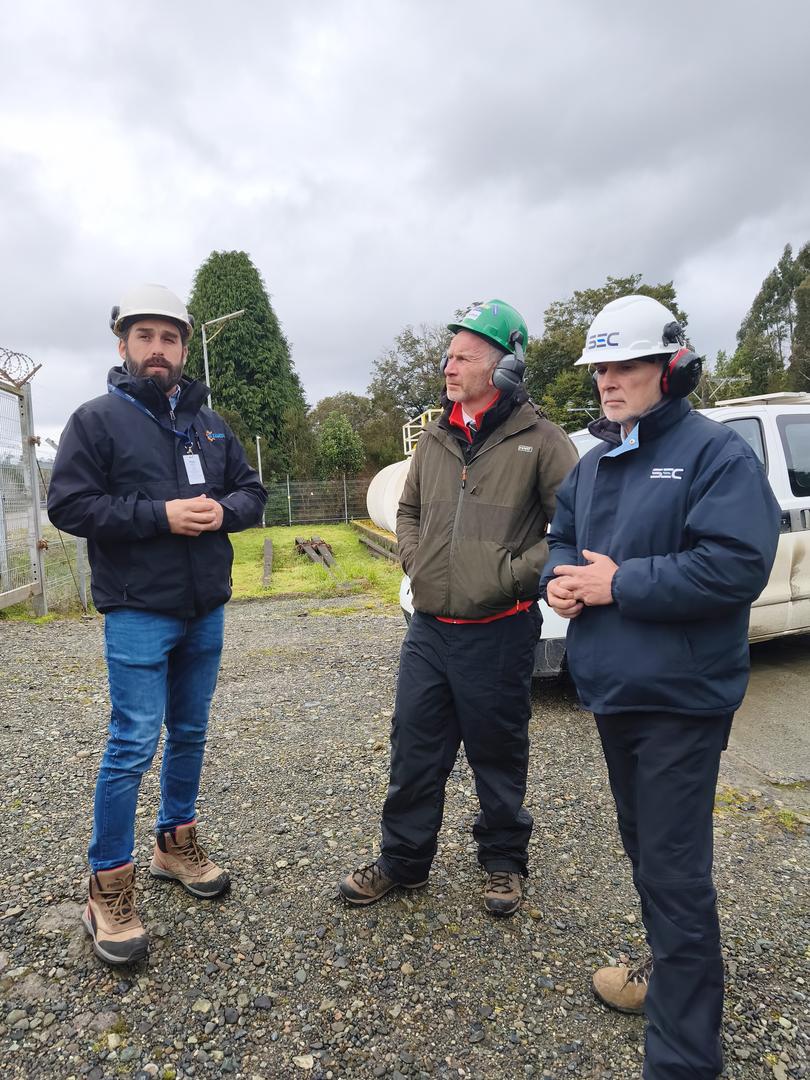 Autoridades y comunidad de Ayacara reunidos para dialogar sobre la mejora del servicio eléctrico en la península de Huequi.