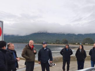 Autoridades y comunidad de Ayacara reunidos para dialogar sobre la mejora del servicio eléctrico en la península de Huequi.