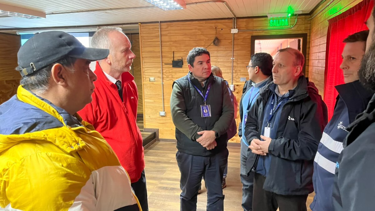 Autoridades y comunidad de Ayacara reunidos para dialogar sobre la mejora del servicio eléctrico en la península de Huequi.