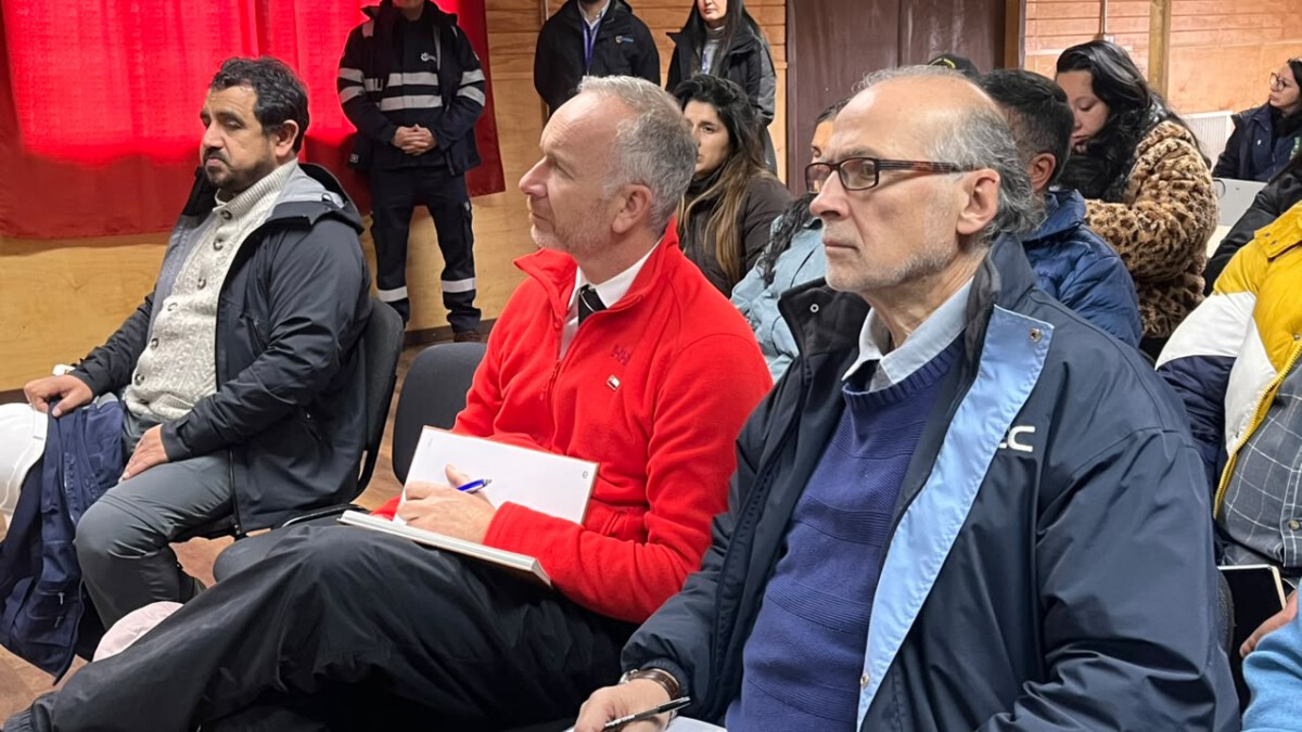 Autoridades y comunidad de Ayacara reunidos para dialogar sobre la mejora del servicio eléctrico en la península de Huequi.