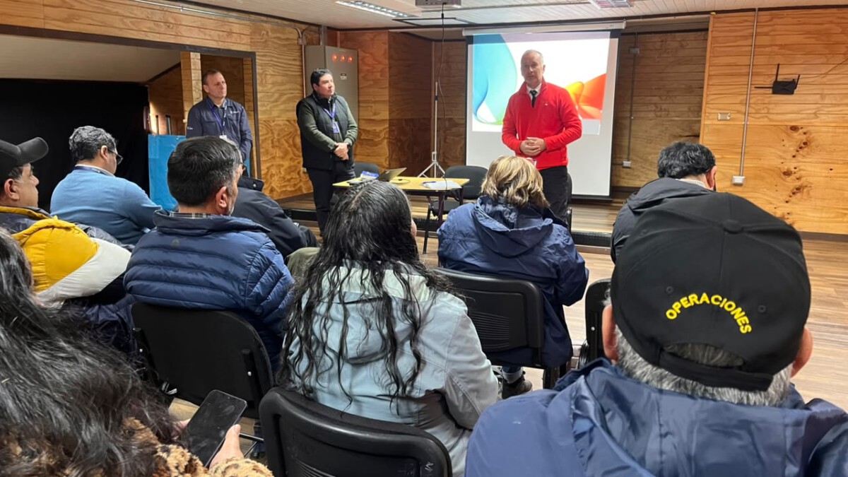 Autoridades y comunidad de Ayacara reunidos para dialogar sobre la mejora del servicio eléctrico en la península de Huequi.