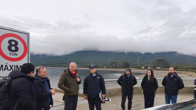 Autoridades y comunidad de Ayacara reunidos para dialogar sobre la mejora del servicio eléctrico en la península de Huequi.