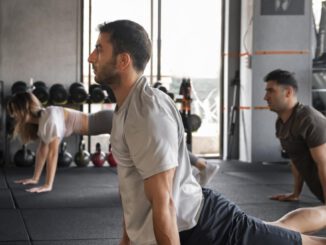 Deportista realizando ejercicios de calentamiento en un gimnasio durante los meses de invierno