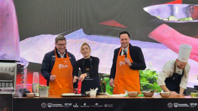Ciudadanos y autoridades participando en la Semana del Salmón en la Plaza de Armas de Puerto Montt con stands gastronómicos.