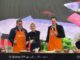Ciudadanos y autoridades participando en la Semana del Salmón en la Plaza de Armas de Puerto Montt con stands gastronómicos.