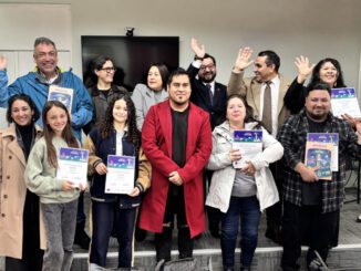 Mirna Yáñez Paillayao, escritora de Osorno, recibiendo el premio nacional del concurso Historias de Nuestra Tierra.