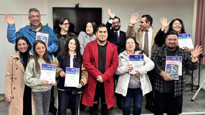 Mirna Yáñez Paillayao, escritora de Osorno, recibiendo el premio nacional del concurso Historias de Nuestra Tierra.