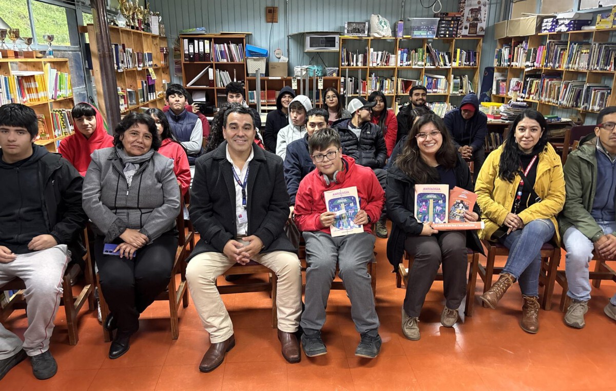 Mirna Yáñez Paillayao, escritora de Osorno, recibiendo el premio nacional del concurso Historias de Nuestra Tierra.