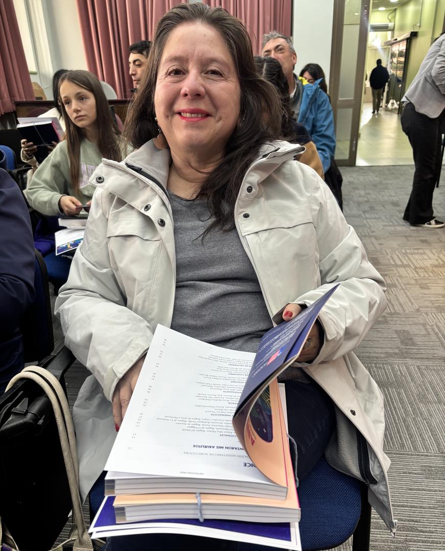 Mirna Yáñez Paillayao, escritora de Osorno, recibiendo el premio nacional del concurso Historias de Nuestra Tierra.