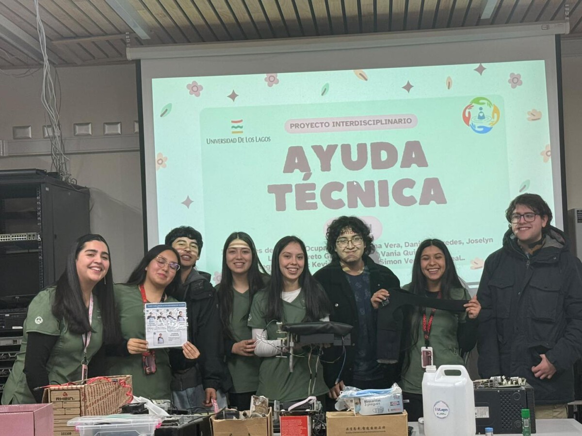 Estudiantes de la Universidad de Los Lagos presentan dispositivos tecnológicos diseñados para ayudar a personas mayores en el ELEAM de Castro.
