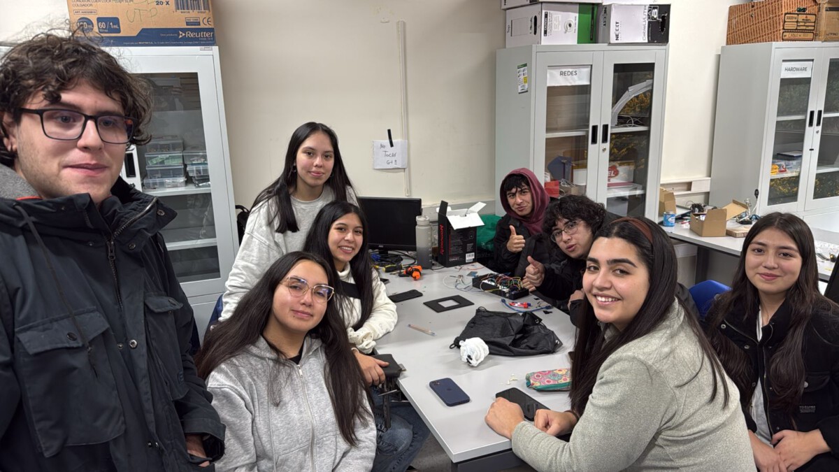 Estudiantes de la Universidad de Los Lagos presentan dispositivos tecnológicos diseñados para ayudar a personas mayores en el ELEAM de Castro.