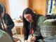 Estudiantes de la Universidad de Los Lagos presentan dispositivos tecnológicos diseñados para ayudar a personas mayores en el ELEAM de Castro.