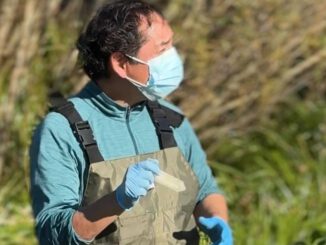Autoridades realizando muestreo de agua en estero de Frutillar tras denuncia de vertimiento ilegal
