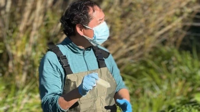 Autoridades realizando muestreo de agua en estero de Frutillar tras denuncia de vertimiento ilegal