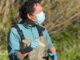 Autoridades realizando muestreo de agua en estero de Frutillar tras denuncia de vertimiento ilegal