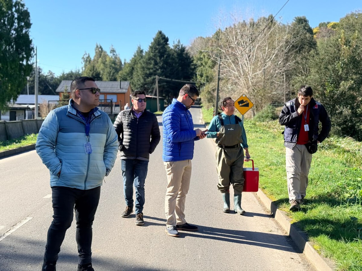 Autoridades realizando muestreo de agua en estero de Frutillar tras denuncia de vertimiento ilegal
