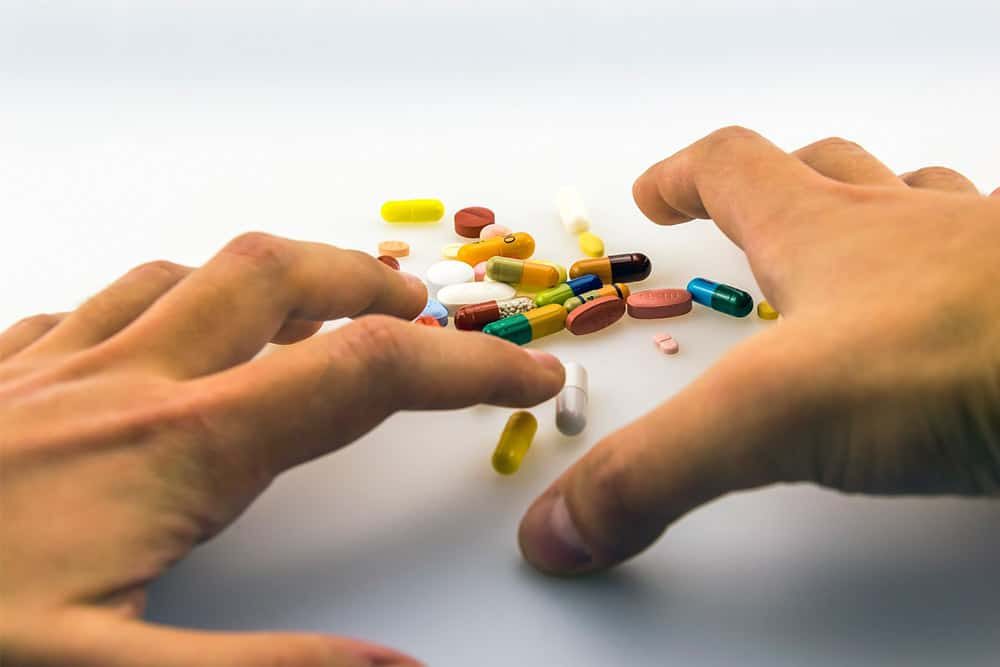 Persona revisando medicamentos en casa durante la temporada de invierno en Chile