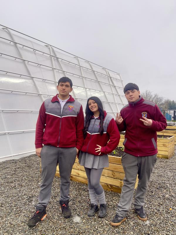 Estudiantes trabajando en un nuevo espacio de huerto escolar al aire libre en un liceo de la región de Los Lagos