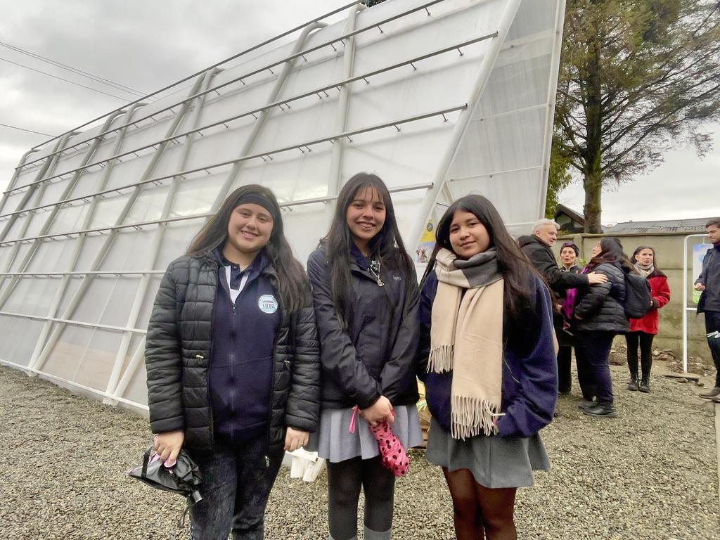 Estudiantes trabajando en un nuevo espacio de huerto escolar al aire libre en un liceo de la región de Los Lagos