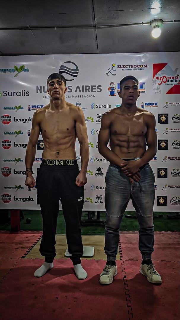 Boxeadores profesionales durante el pesaje oficial antes de la velada en el Estadio Español de Osorno