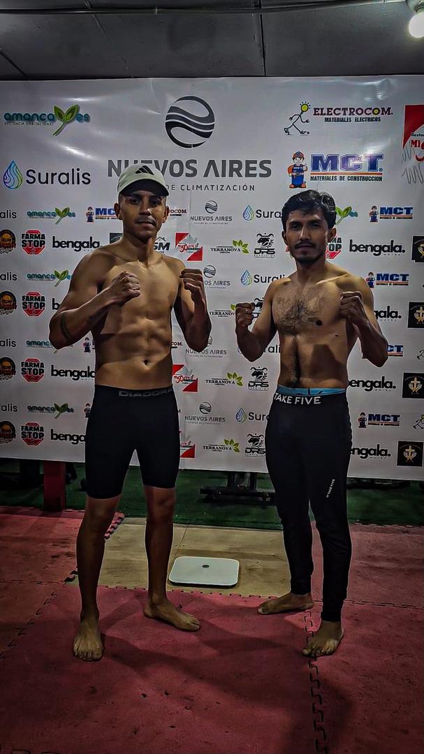 Boxeadores profesionales durante el pesaje oficial antes de la velada en el Estadio Español de Osorno