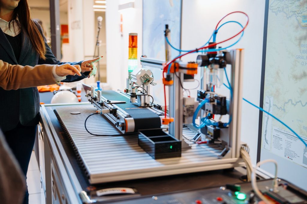 Mujeres y jóvenes emprendedoras participando en proyectos de ciencia y tecnología en el marco del premio InspiraTEC