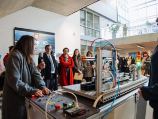 Mujeres y jóvenes emprendedoras participando en proyectos de ciencia y tecnología en el marco del premio InspiraTEC
