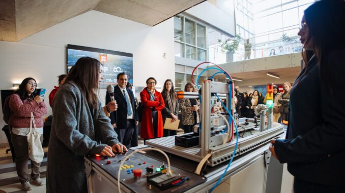 Mujeres y jóvenes emprendedoras participando en proyectos de ciencia y tecnología en el marco del premio InspiraTEC