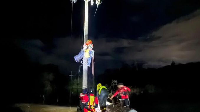 Brigadas de Saesa trabajando en la reposición del suministro eléctrico en la provincia de Osorno tras sistema frontal