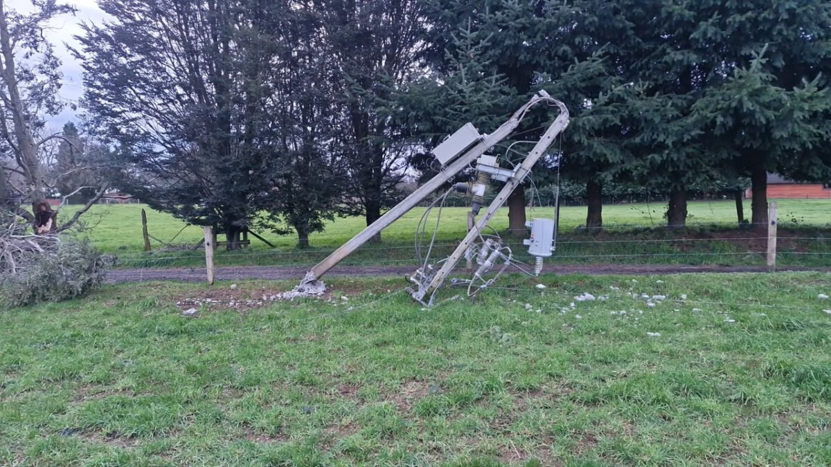Brigadas de Saesa trabajando en la reposición del suministro eléctrico en la provincia de Osorno tras sistema frontal