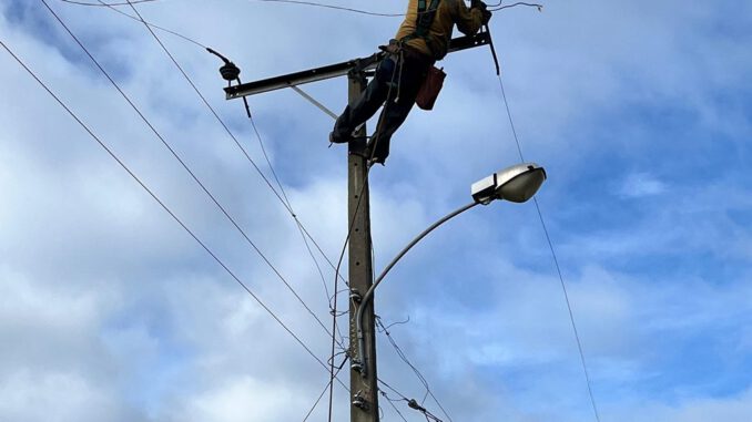 Personal de Saesa trabajando en terreno ante condiciones climáticas adversas.