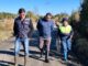 Agricultor revisando cultivos en la región de Los Lagos ante alerta climática