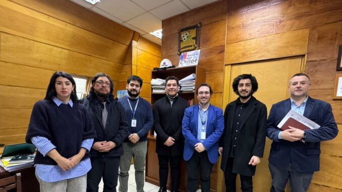Representantes de la Universidad de Los Lagos y del Servicio de Salud Chiloé durante la firma de un convenio de colaboración estratégica.