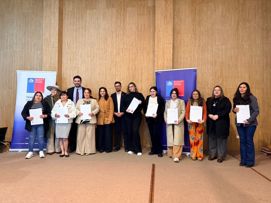 Autoridades municipales y beneficiarios en la entrega de escrituras en Frutillar