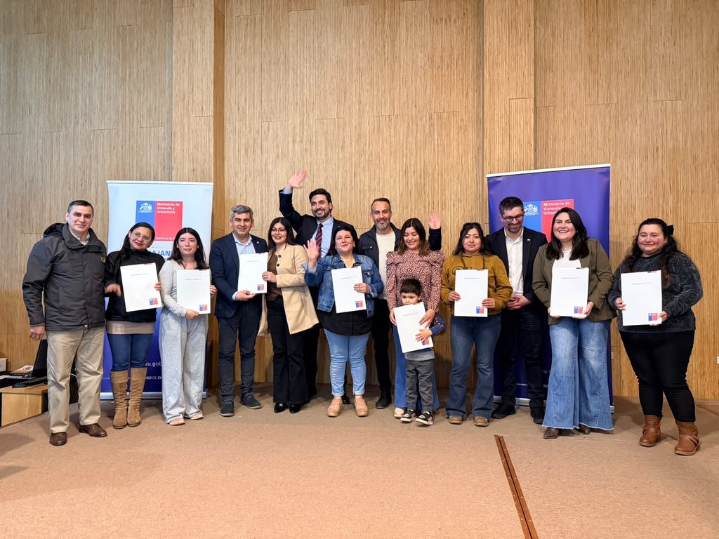 Autoridades municipales y beneficiarios en la entrega de escrituras en Frutillar