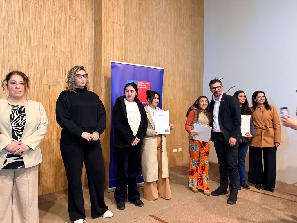 Autoridades municipales y beneficiarios en la entrega de escrituras en Frutillar