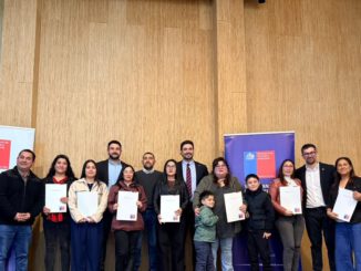 Autoridades municipales y beneficiarios en la entrega de escrituras en Frutillar
