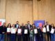Autoridades municipales y beneficiarios en la entrega de escrituras en Frutillar