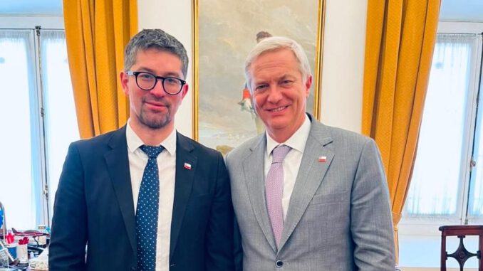 El alcalde de Frutillar Javier Arismendi junto al Presidente de la República en el Palacio de La Moneda