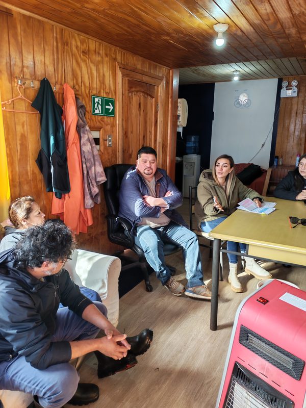 Trabajadores en un centro de cultivo de choritos participando en la actualización de perfiles laborales en Rilán