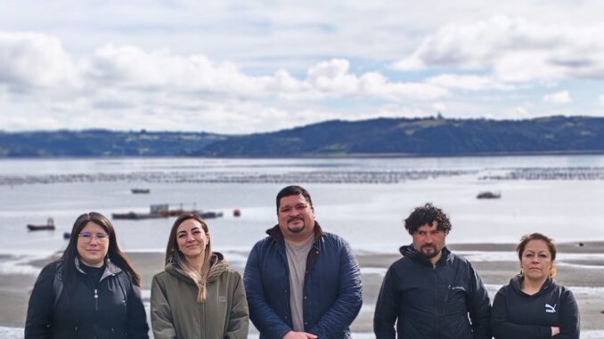 Trabajadores en un centro de cultivo de choritos participando en la actualización de perfiles laborales en Rilán