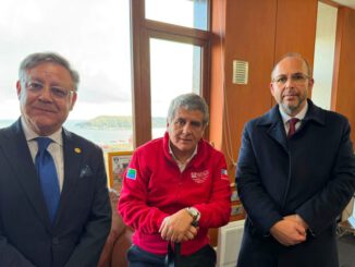 Dirigentes de ARCHI Los Lagos reunidos con el Gobernador Regional para presentar propuestas de fortalecimiento de medios.