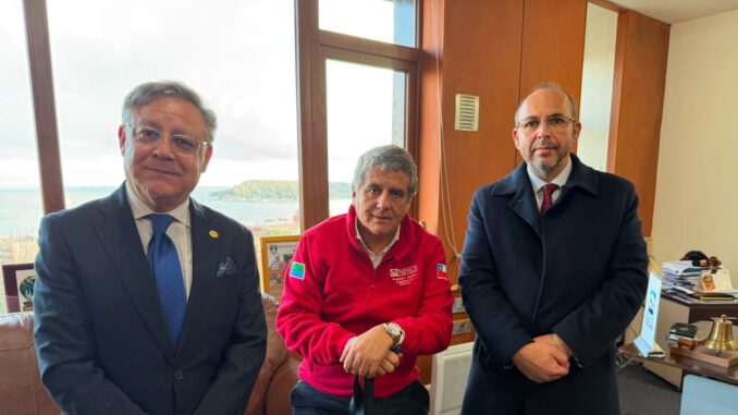 Dirigentes de ARCHI Los Lagos reunidos con el Gobernador Regional para presentar propuestas de fortalecimiento de medios.
