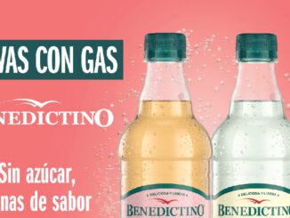 Botellas de agua Benedictino con gas en sabores de manzana y limón sobre fondo fresco
