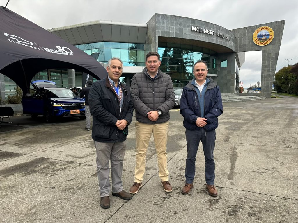 Colaboradores de Cecinas Llanquihue junto a sus familias en la jornada de exhibición automotriz de Chevrolet y Salfa Sur