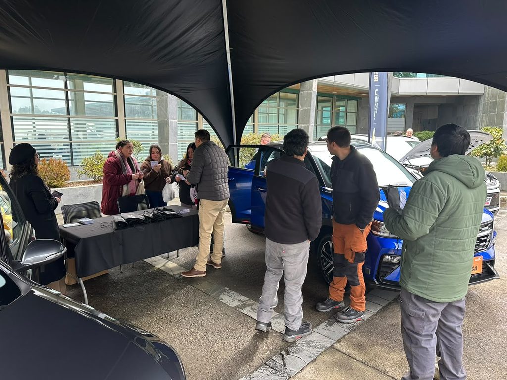 Colaboradores de Cecinas Llanquihue junto a sus familias en la jornada de exhibición automotriz de Chevrolet y Salfa Sur